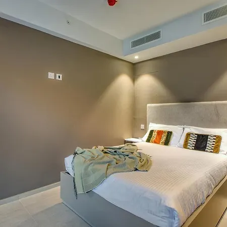 Stunning In The Iconic Mercury Tower Apartament *