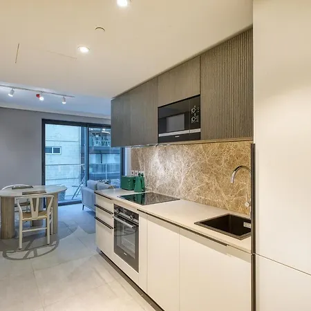 Stunning In The Iconic Mercury Tower Daire *